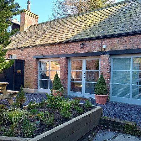 The West Wing At Eriviat Hall Hot Tub Henllan  외부 사진