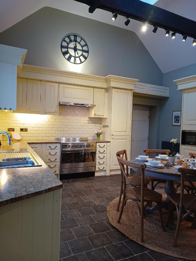 The West Wing At Eriviat Hall Hot Tub Henllan  외부 사진