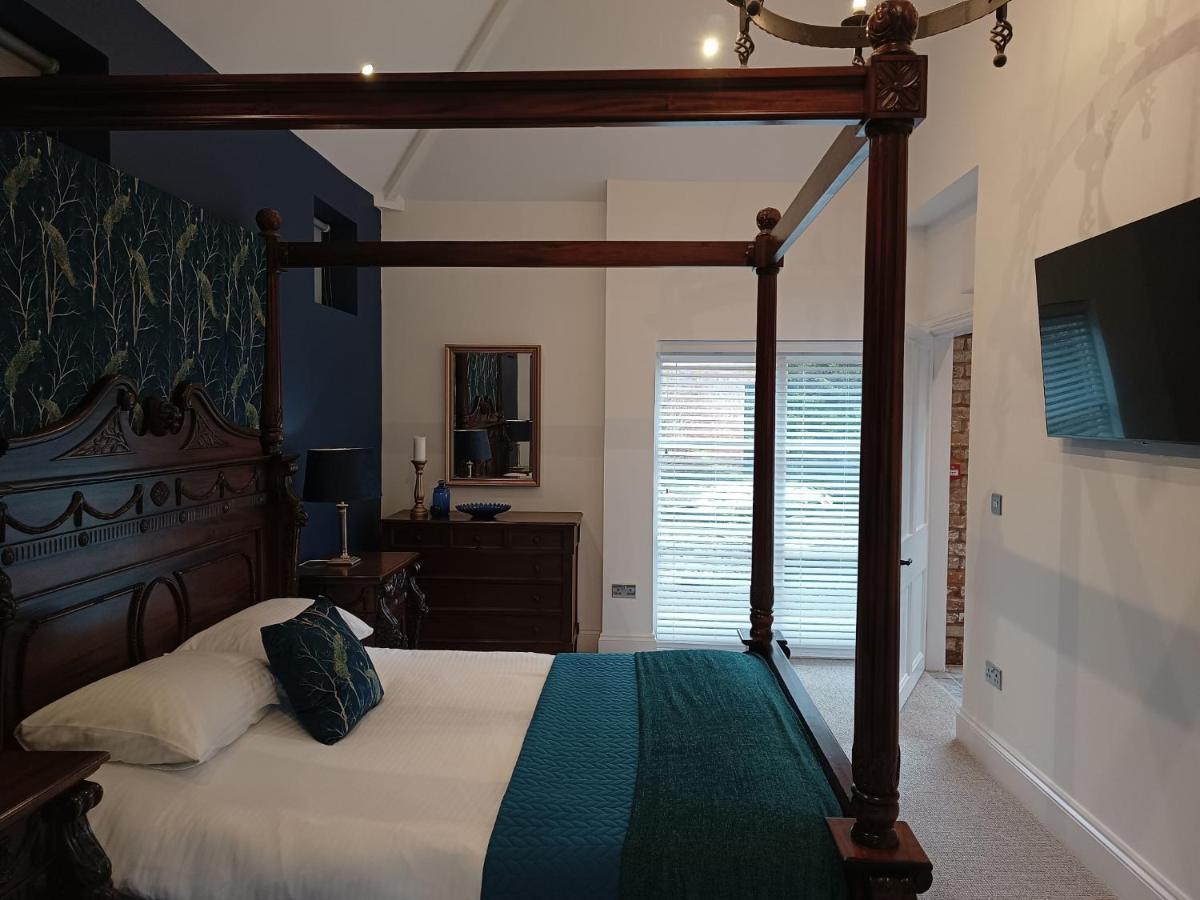 The West Wing At Eriviat Hall Hot Tub Henllan  외부 사진