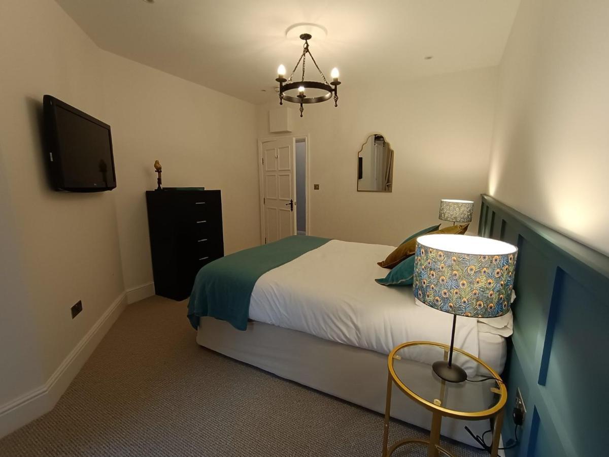 The West Wing At Eriviat Hall Hot Tub Henllan  외부 사진