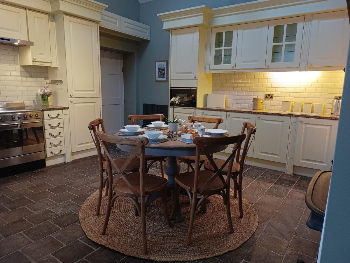 The West Wing At Eriviat Hall Hot Tub Henllan  외부 사진