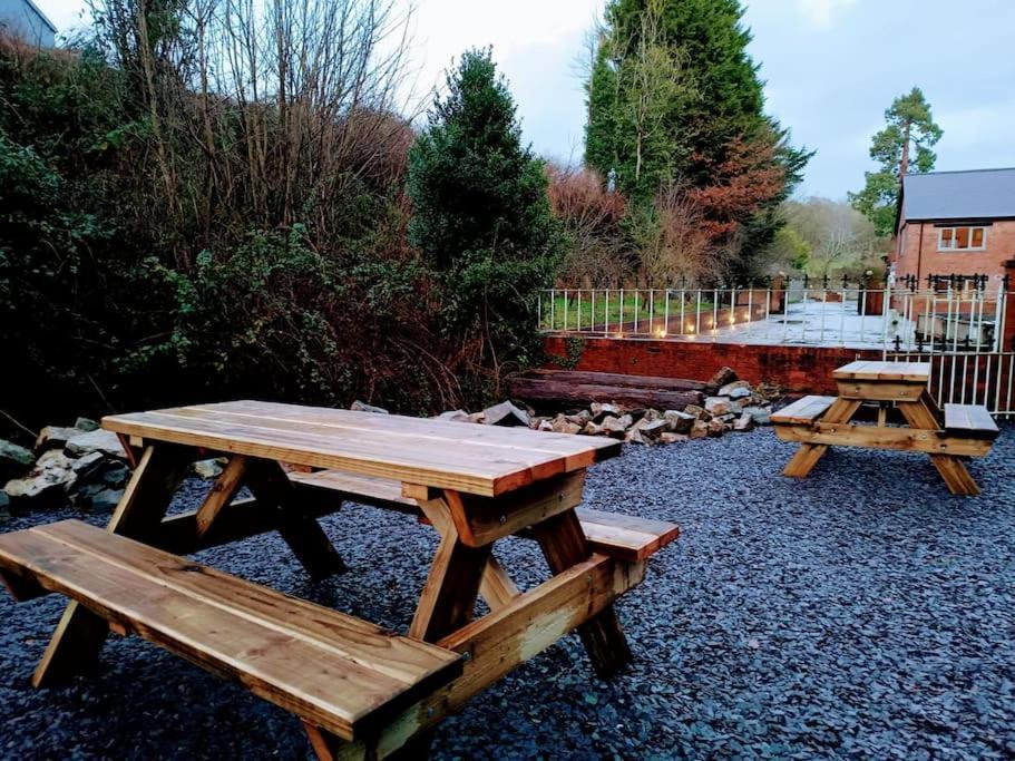 The West Wing At Eriviat Hall Hot Tub Henllan  외부 사진