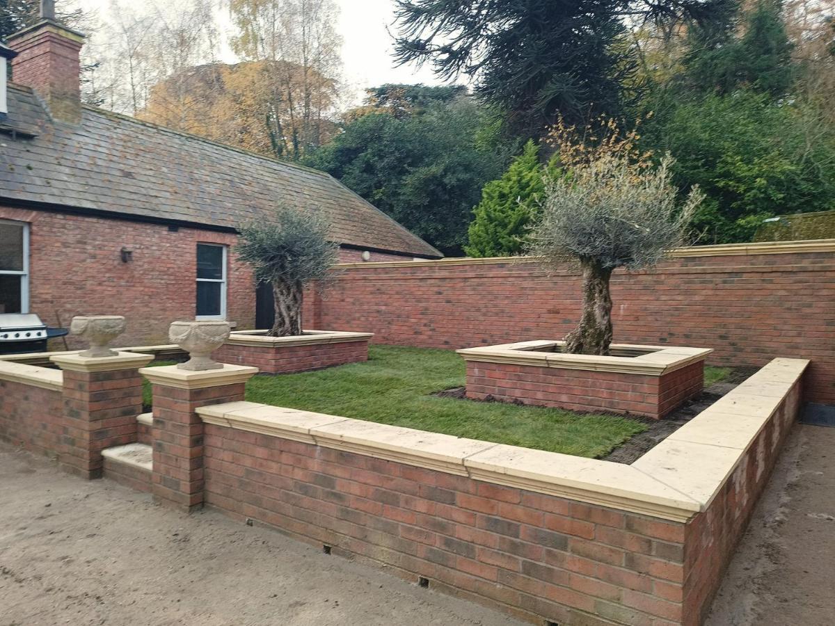 The West Wing At Eriviat Hall Hot Tub Henllan  외부 사진