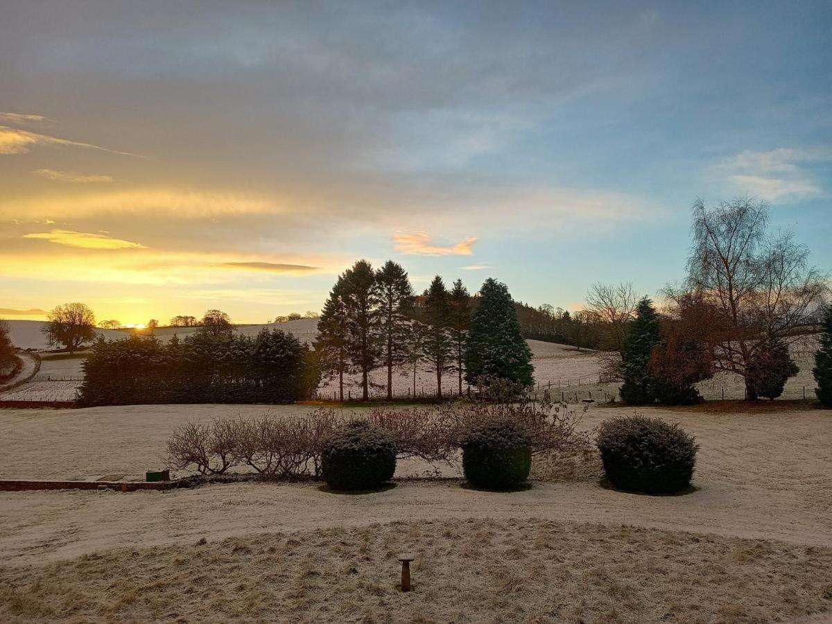 The West Wing At Eriviat Hall Hot Tub Henllan  외부 사진