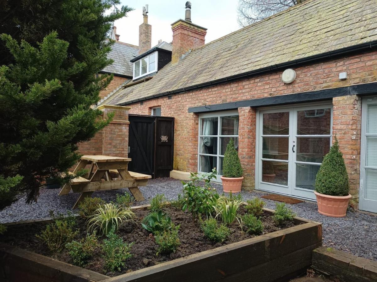 The West Wing At Eriviat Hall Hot Tub Henllan  외부 사진