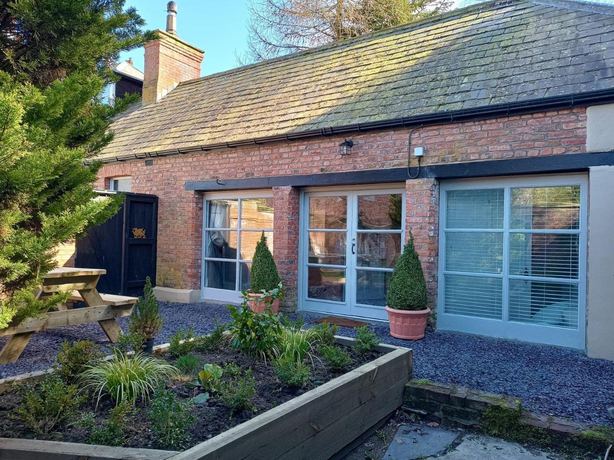 The West Wing At Eriviat Hall Hot Tub Henllan  외부 사진