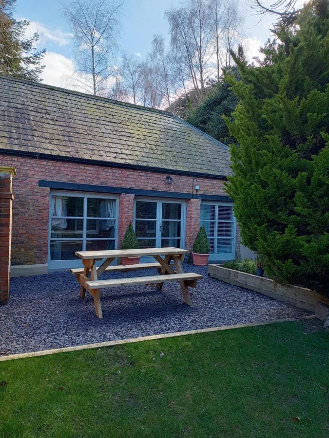 The West Wing At Eriviat Hall Hot Tub Henllan  외부 사진