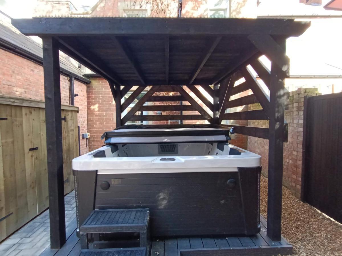 The West Wing At Eriviat Hall Hot Tub Henllan  외부 사진