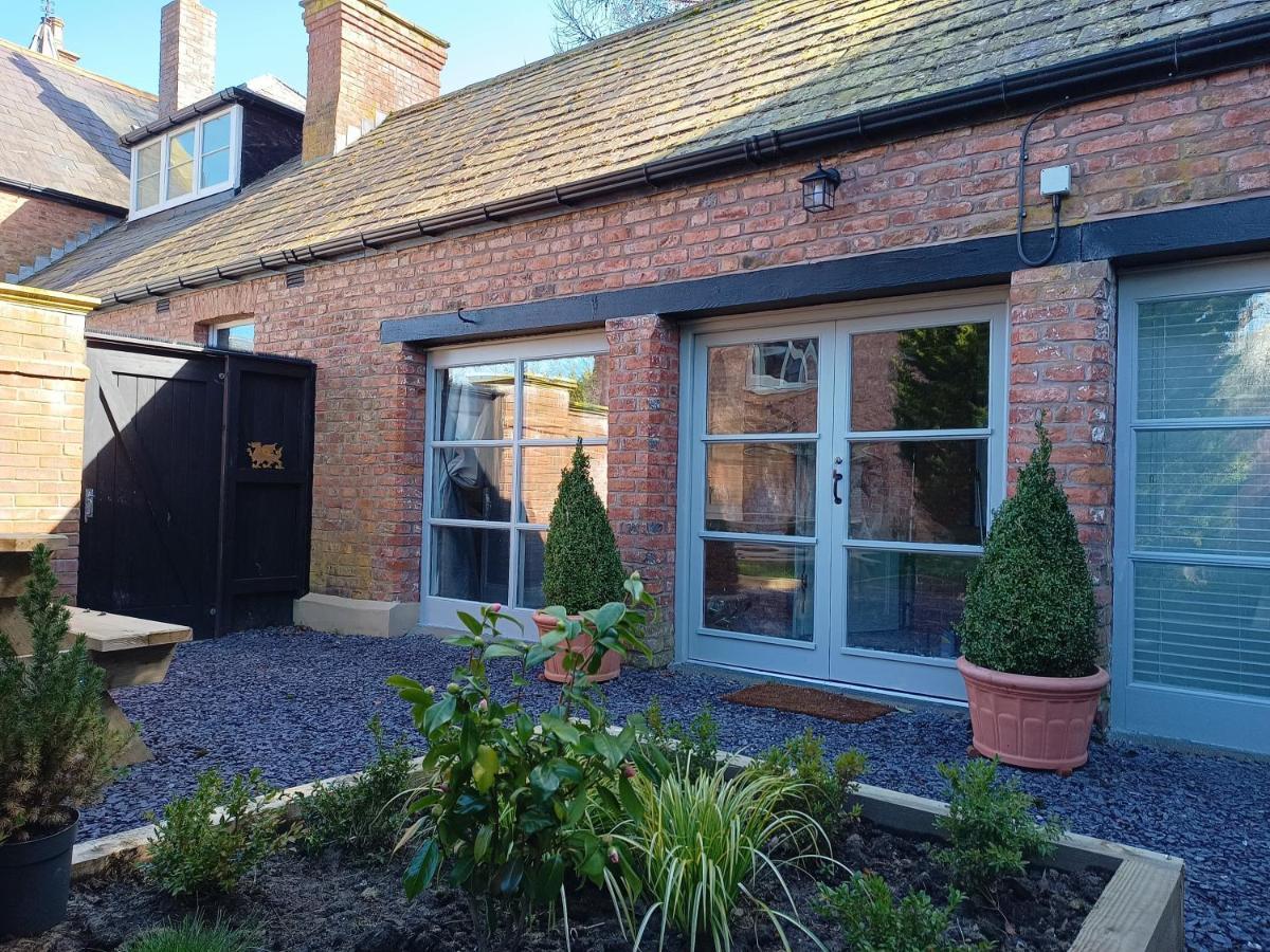 The West Wing At Eriviat Hall Hot Tub Henllan  외부 사진