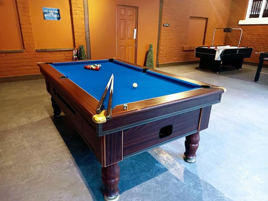 The West Wing At Eriviat Hall Hot Tub Henllan  외부 사진
