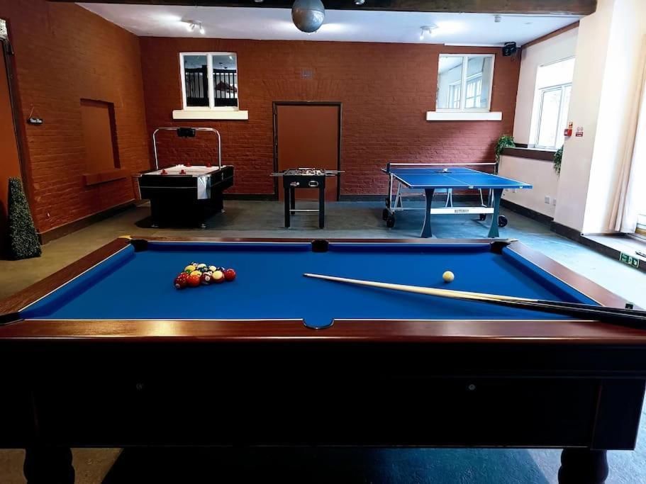 The West Wing At Eriviat Hall Hot Tub Henllan  외부 사진