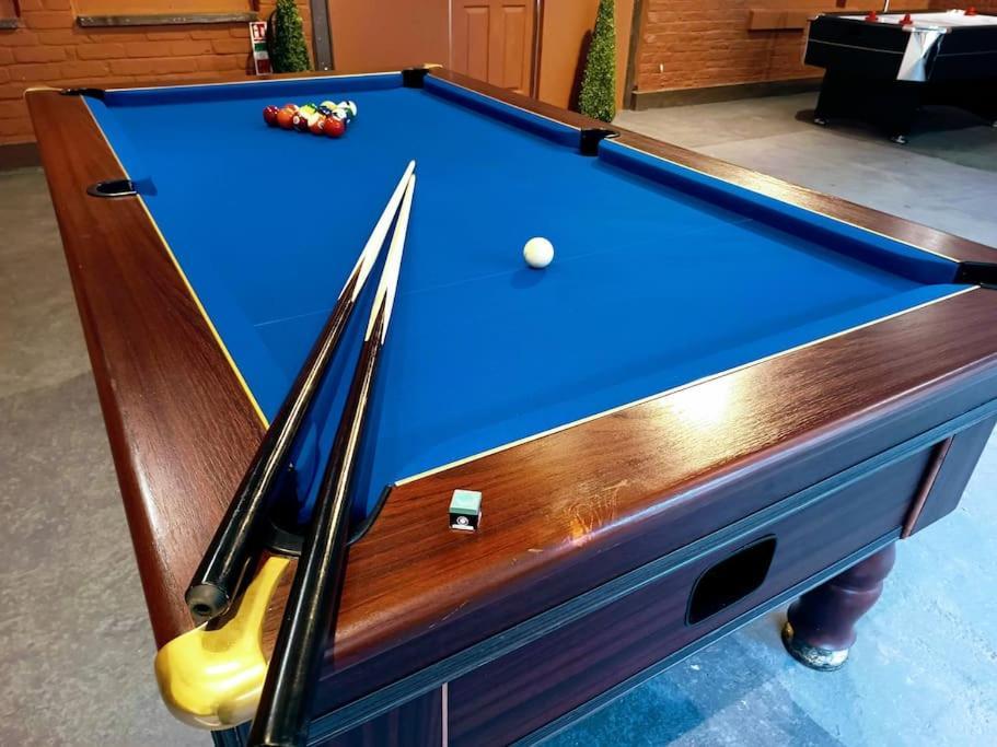 The West Wing At Eriviat Hall Hot Tub Henllan  외부 사진