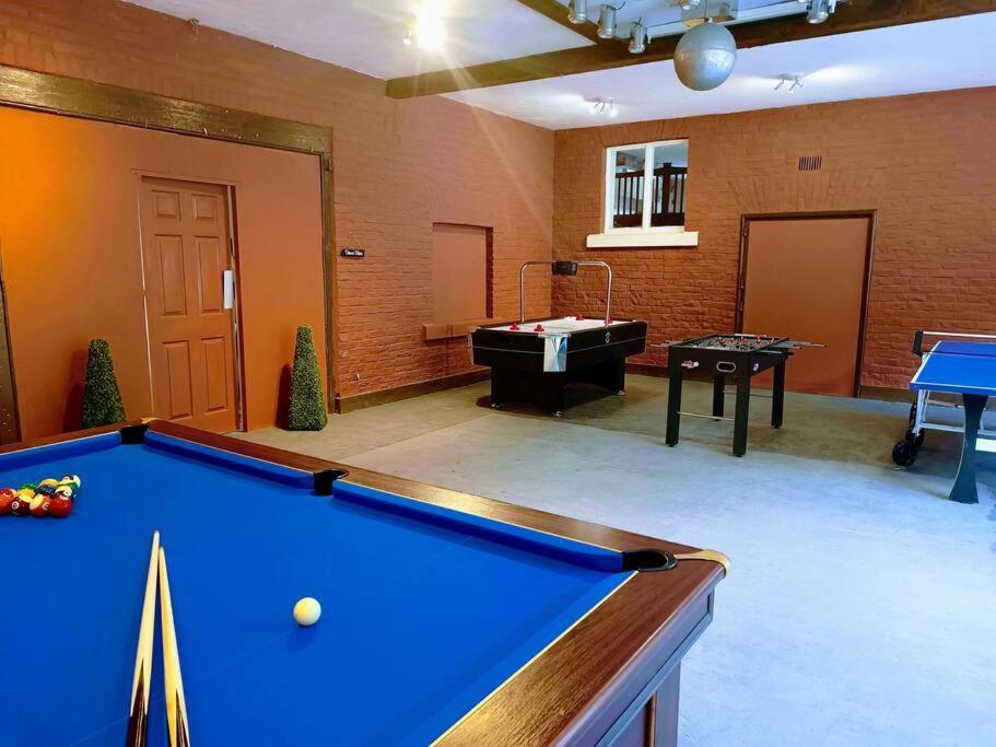 The West Wing At Eriviat Hall Hot Tub Henllan  외부 사진