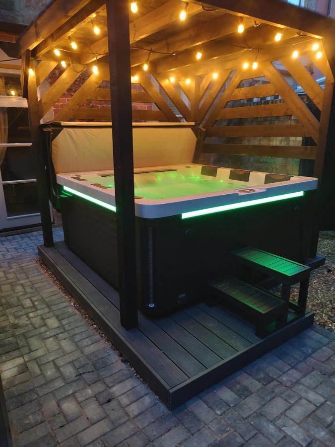 The West Wing At Eriviat Hall Hot Tub Henllan  외부 사진